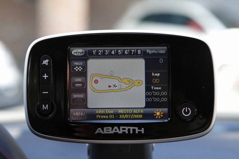 Image à la une de La Fiat 500 Abarth livrée avec un GPS pour pilote de course