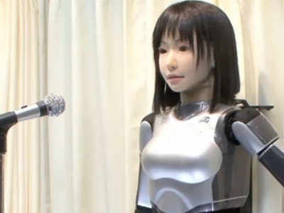 Image 2 : La chanteuse HRP-4 est un robot