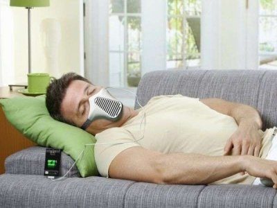 Image 1 : Le masque qui recharge les smartphones pendant le sommeil