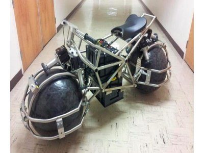 Image 1 : Une moto à roues sphériques