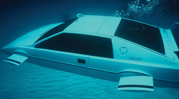 Image 1 : La voiture amphibie de James Bond vendue aux enchères