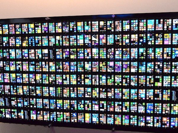 Image 1 : Record battu : un écran géant composé de 200 Windows Phone