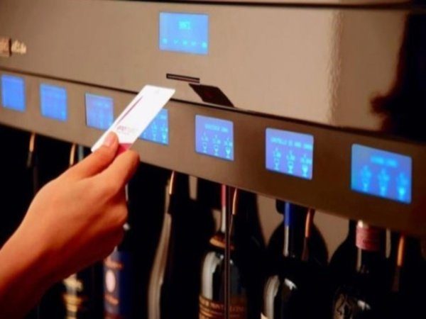 Image 1 : A New York, un bar met en place un distributeur automatique de vin