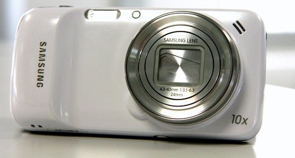 Image 1 : [Test] Samsung Galaxy S4 Zoom : entre smartphone et appareil photo compact