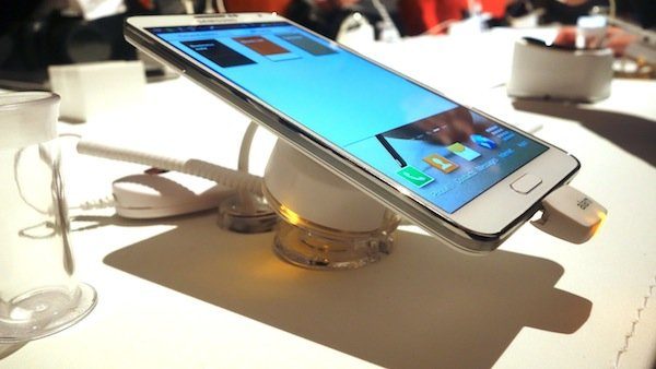 Image 3 : [IFA] Galaxy Note 3 : Samsung garde le concept et change le reste