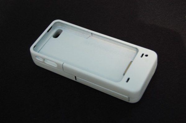 Image 3 : Recharger son iPhone avec sa coque et un coup de manivelle