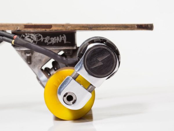 Image 3 : Le moteur électrique à coller sur son skateboard