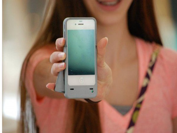 Image 1 : Recharger son iPhone avec sa coque et un coup de manivelle