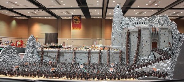 Image 2 : Le Seigneur des anneaux : le Gouffre de Helm en 150 000 LEGO