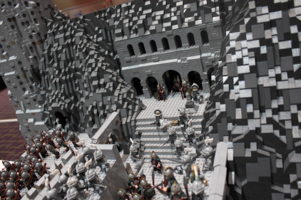 Image 1 : Le Seigneur des anneaux : le Gouffre de Helm en 150 000 LEGO