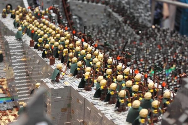 Image 4 : Le Seigneur des anneaux : le Gouffre de Helm en 150 000 LEGO