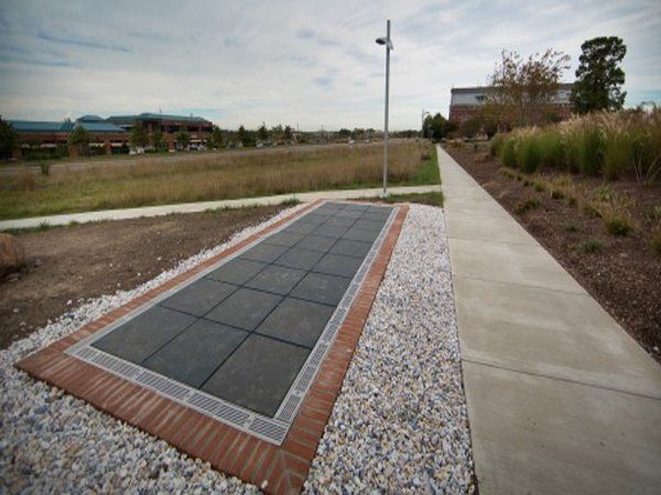 Image 1 : Le premier trottoir revêtu de panneaux solaires