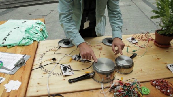 Image 3 : Ototo transforme les objets du quotidien en instruments de musique