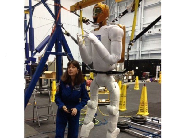 Image 1 : Robonaut, le robot de la NASA change de jambes