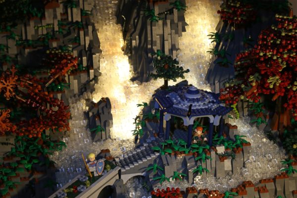 Image 4 : Lego : 200 000 briques pour la cité elfe du Seigneur des Anneaux