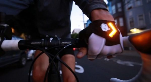 Image 3 : Pour les cyclistes, voici les gants clignotants