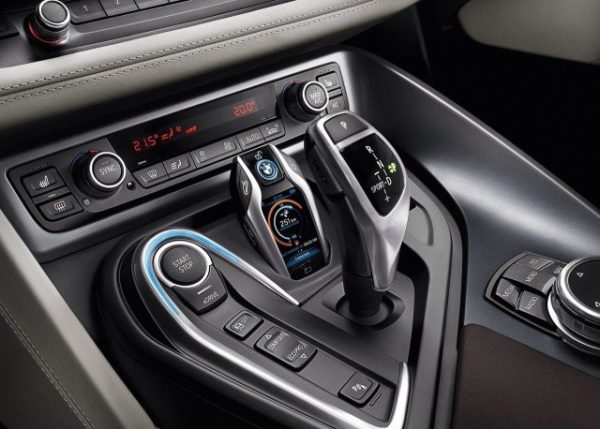 Image 2 : BMW i8 : une clé intelligente avec écran intégré
