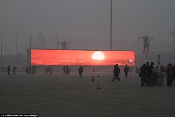 Image 1 : À Pékin, le lever du soleil se regarde sur écran géant