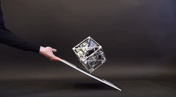 Image 3 : Des chercheurs inventent le cube robotique qui se tient en équilibre