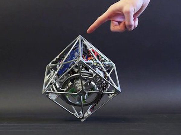 Image 1 : Des chercheurs inventent le cube robotique qui se tient en équilibre
