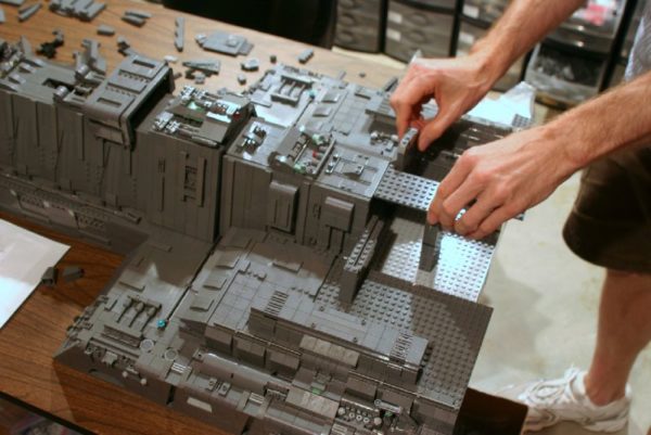 Image 3 : le vaisseau de Halo Wars réalisée en Lego