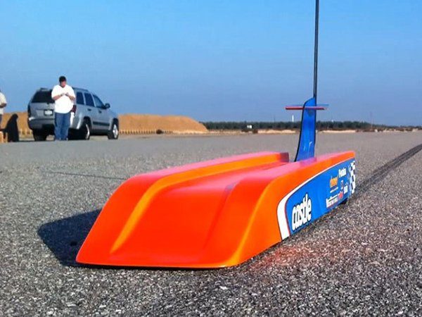 Image 1 : Une voiture téléguidée bat le record du monde de vitesse