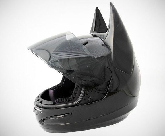Image 2 : Dark as night : le casque de moto façon Batman