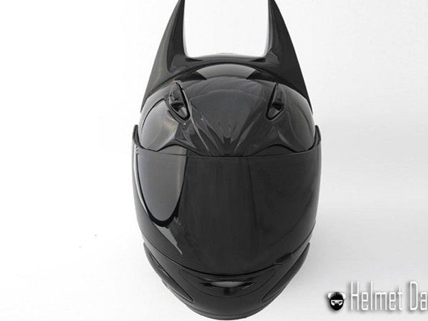 Image 1 : Dark as night : le casque de moto façon Batman