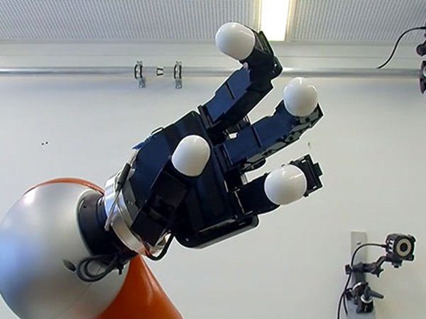 Image 1 : Cette main robotique peut attraper un objet à la volée