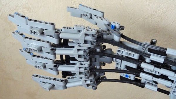 Image 3 : Il fabrique un bras robotisé fonctionnel en LEGO