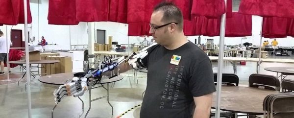 Image 2 : Il fabrique un bras robotisé fonctionnel en LEGO