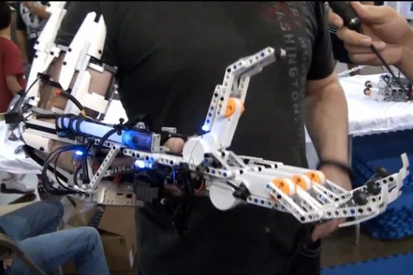 Image 4 : Il fabrique un bras robotisé fonctionnel en LEGO