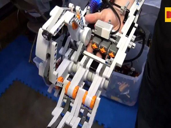 Image 1 : Il fabrique un bras robotisé fonctionnel en LEGO