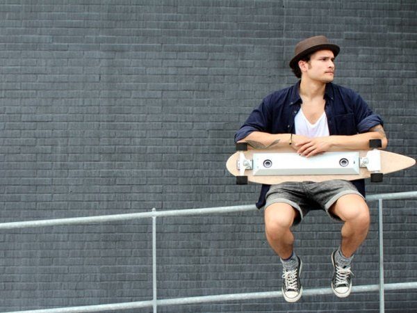 Image 1 : Chargeboard : ce skate sait aussi recharger votre téléphone