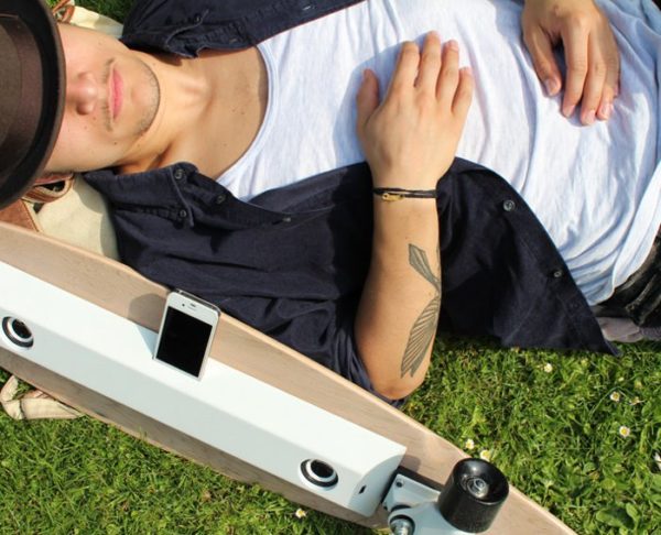 Image 2 : Chargeboard : ce skate sait aussi recharger votre téléphone