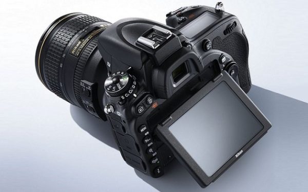 Image 1 : Nikon D750 : capteur plein format et écran pivotable
