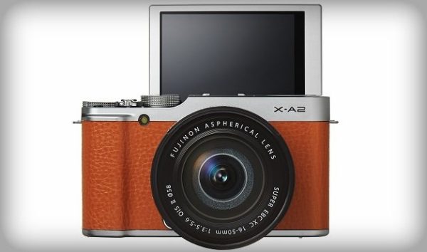 Image 1 : Fujifilm X-A2 : un appareil hybride pour de beaux selfies