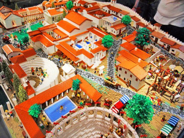 Image 1 : La cité de Pompéi renait en Lego