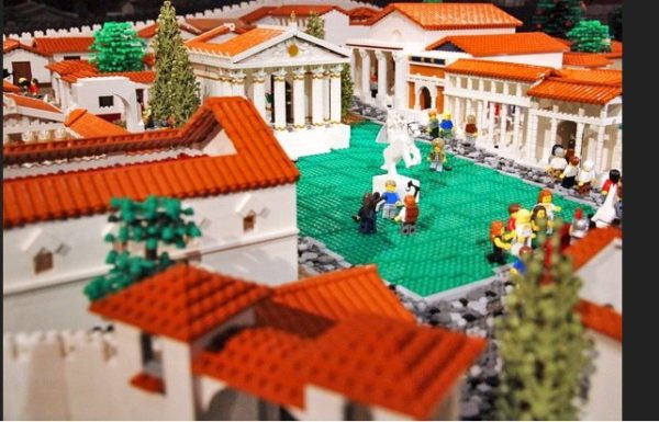 Image 3 : La cité de Pompéi renait en Lego