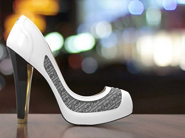 Image 1 : Des écrans e-ink sur ses chaussures, ça sert à quoi ?