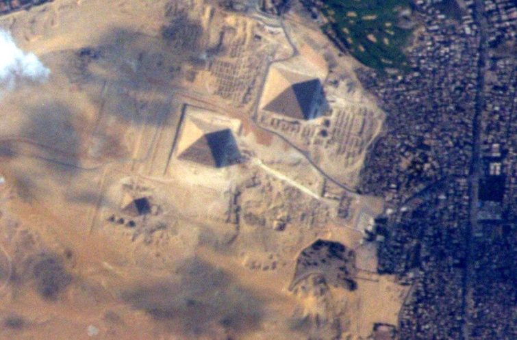 Image 1 : Les Pyramides de Gizeh vues de l'espace, ça donne ça