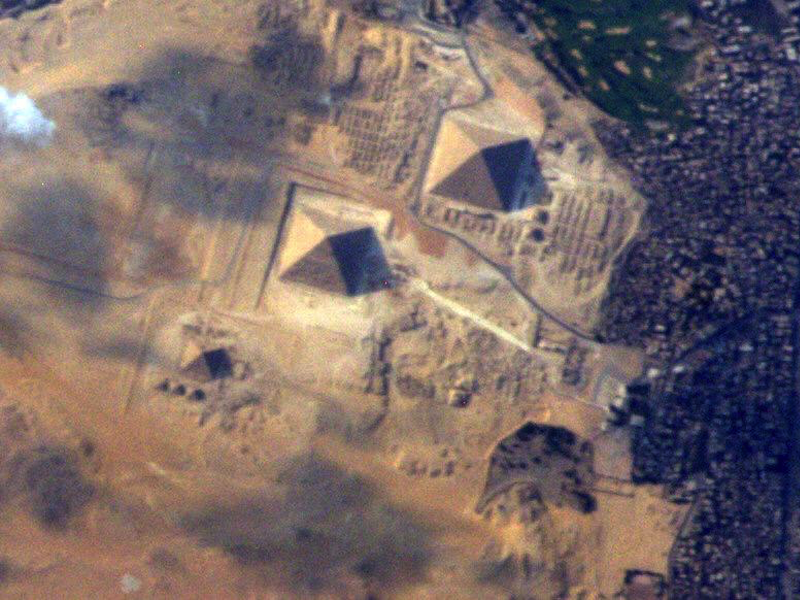 Image à la une de Les Pyramides de Gizeh vues de l'espace, ça donne ça