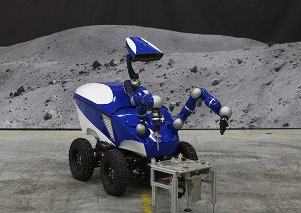 Image 1 : Un astronaute commande un robot sur Terre depuis l’espace