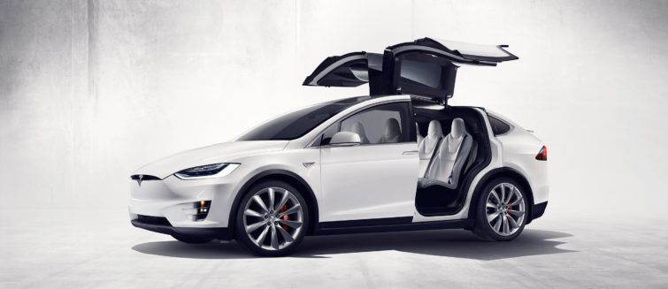 Image 1 : Nouvelle voiture électrique de Tesla : elle résiste même aux armes biologiques