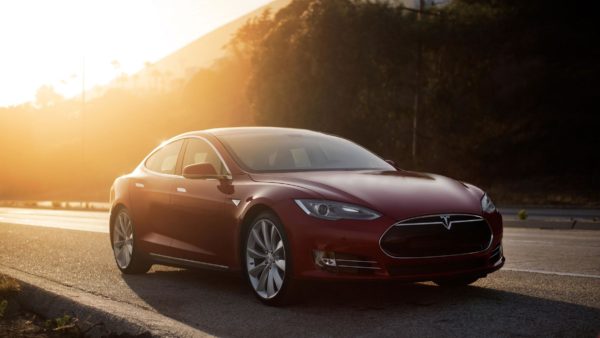 Image 1 : Tesla Model S : les gens font n’importe quoi avec le pilote automatique