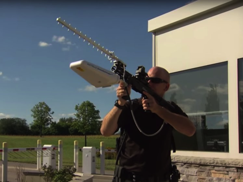 Image à la une de [Vidéo] Comment abattre un drone avec un brouilleur d'ondes