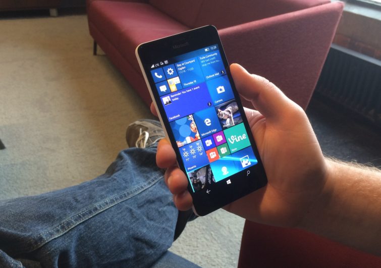 Image 3 : [Test] Microsoft Lumia 950 : faut-il craquer pour le 1er smartphone sous Windows 10 Mobile ?