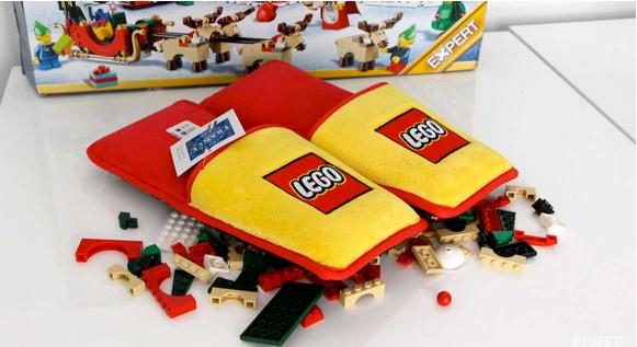 Image 2 : Lego invente... des chaussons anti-lego !