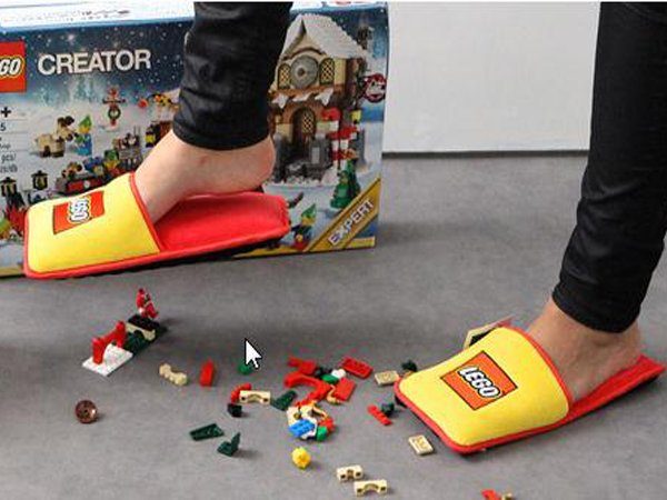 Image 1 : Lego invente... des chaussons anti-lego !