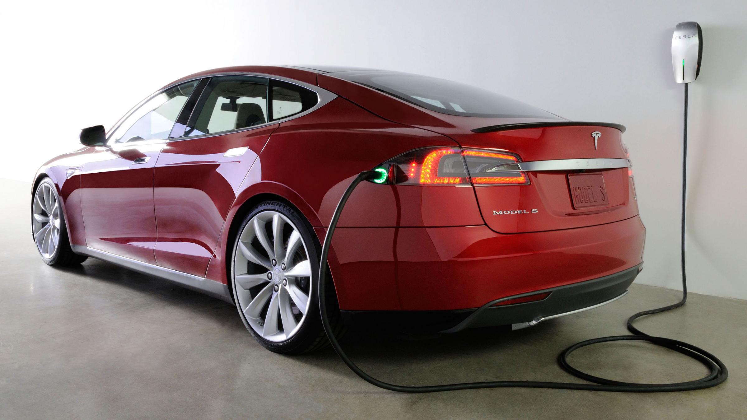 Image à la une de La Tesla Model S peut se garer toute seule dans le garage